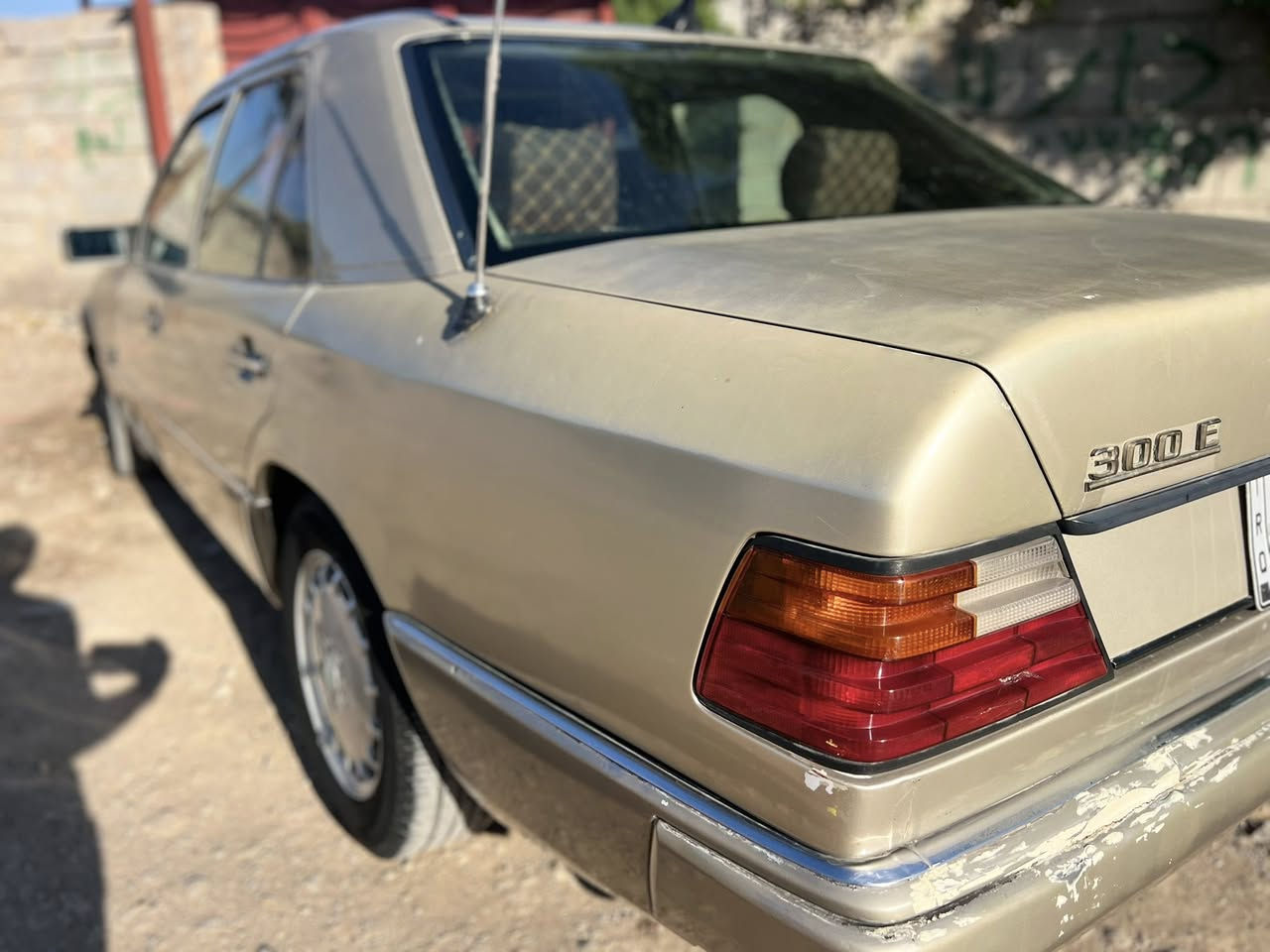 السلام عليكم
سياره مارسدس جانبو موديل ٩١
رقم بغداد وسنويه جديده
تخم تاير جديد 
حداديه نضيفه 
قواعد دبلات مكفوله وسليمه 
كير ومحرك بطه 
كشنات كهربائيه شغاله 
سياره حلوه  ونظيفه 
السعر ٥٢ وبيها مجال 
عنوان بغداد  
***********
