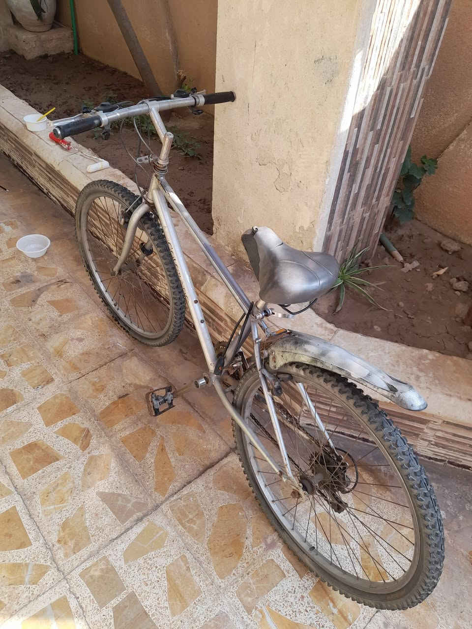 السلام  عليكم
عندي بايسكل للبيع صنع في تايوان نضيف واضح بل صوره والسعر 80 وبي مجال قليل


**إذا كنت صاحب هذا الإعلان وتريد حذفه لأي سبب، رجاءا أرسل رسالة إلى الدعم الفني**