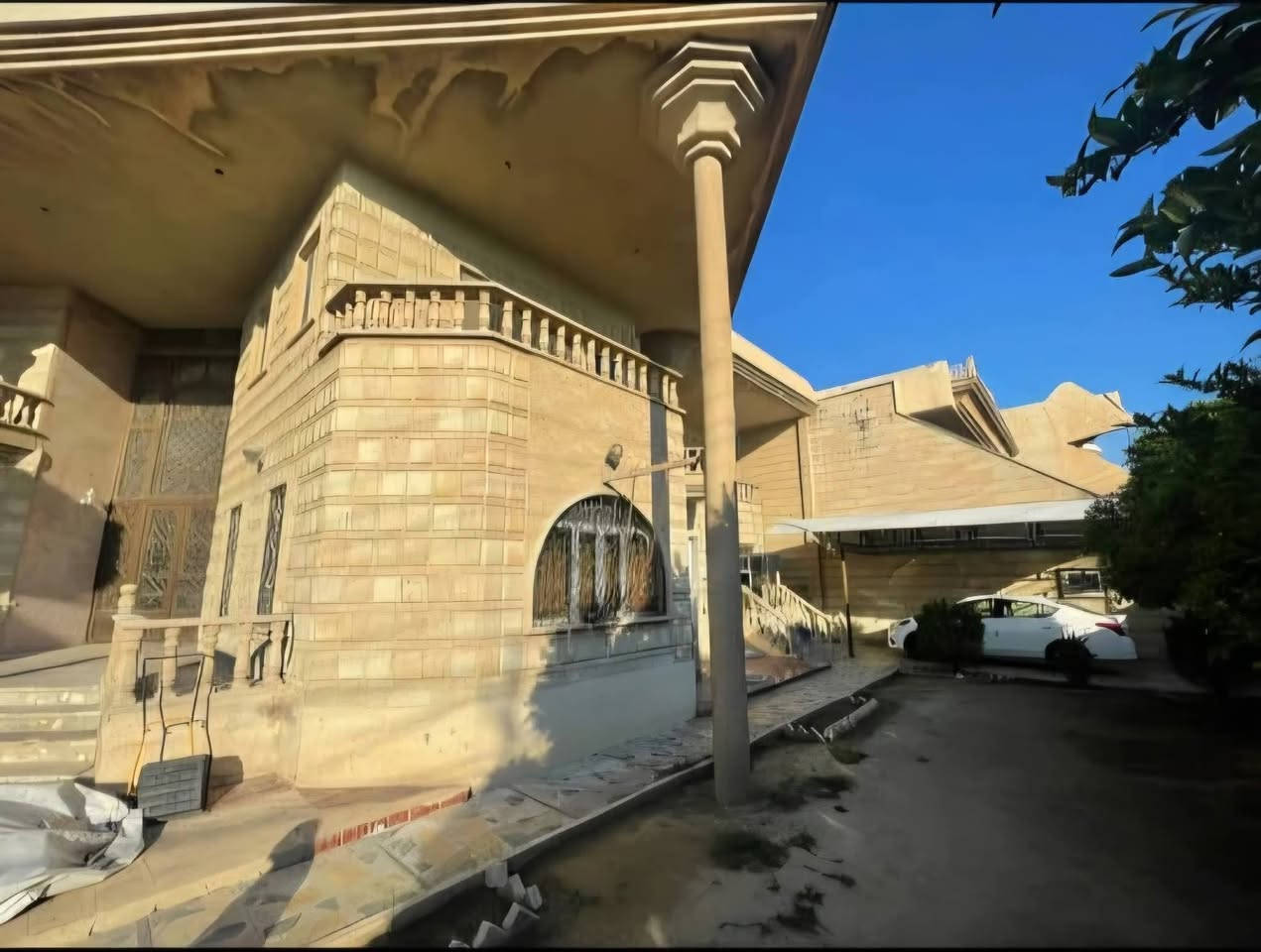 دار للبيع في حي المالية المساحة 720 م قرب المعهد  بحالة جيدة الواجهة 24 م طابقين 9 غرف نوم هولين داخلي وخارجي واستقبال وخدمات و كراجين .
للاستفسار اتصل ***********
او واتس اب
