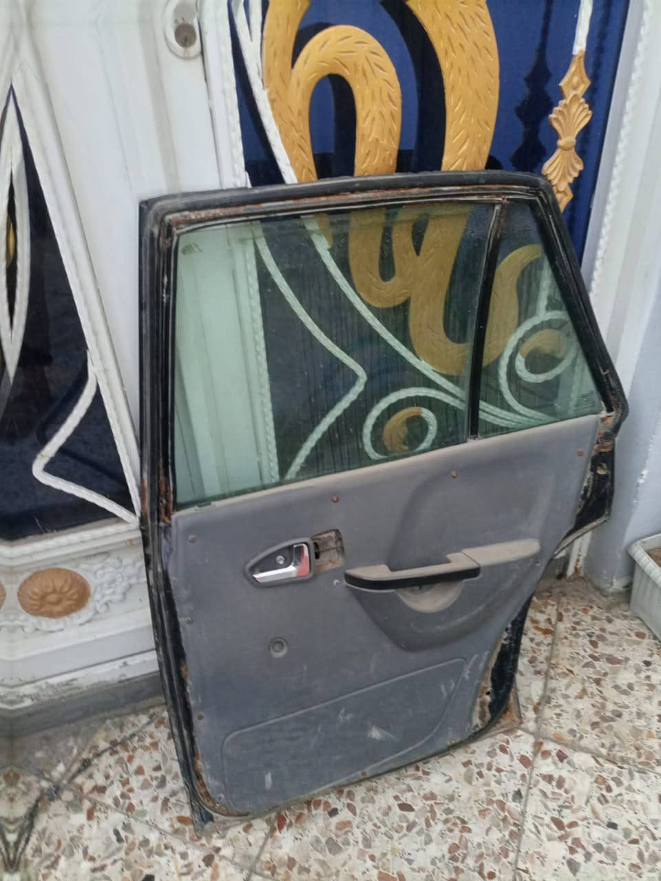 للبيع ابواب خلفيةبرنس مع ظفيرة وعقل عدد ٢ سعر٢٠٠ بيهن مجال نجف***********
