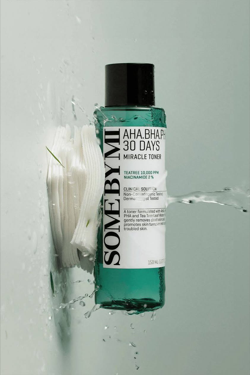 SOME BY MI AHA. BHA. PHA 30DAYS MIRACLE TONER - 150ML 🇰🇷💯
سوم باي مي تونر مقشر بالاحماض للوجه تونر المعجزة بوظيفة مزدوجة لاينظف البشرة من الشوائب فقط بل يعالج مشكلة البشرة الباهتة ايضاً ، فهو مثالي لكل من يريد الحصول على بشرة مرنة و نقية مكوناته صديقة للبشرة يحتوي على حمض ألفا هيدروكسي/حمض بيتا هيدروكسي/حمض PHA/نياسيناميد 2% وشجرة الشاي العضويه تساعد هذه المكونات على : تبييض وتفتيح البشره بشكل طبيعي.ترطيب وتغذية البشره ومنحها الرطوبه الازمه خلال اليوم. كما انه يعمل حمض ألفا هيدروكسي و بيتا هيدروكسي و حمض PHA كمقشر فعال لترك البشرة أكثر نظافة وإشراقًا من ذي قبل.

⭕فوائده:-
✅يقلل افراز الدهون الزائدة بالبشرة و يرطب البشرة و ينعشها
✅يخلص البشرة من الشوائب العالقة بالمسامات و الرؤوس السوداء و البيضاء
✅يقشر البشرة ويخلصها من الجلد الميت
✅يحسن من ملمس البشرة و يقوي نسيج الجلد
✅يساعد بالتقليل من اثار الحبوب 
✅قوامه مائي خفيف غير لزج و سريع الامتصاص
✅يمكن استخدامه للبشرة الحساسة و المعرضة للحبوب

✅ طريقة الأستخدام
بعد تنظيف البشرة بالغسول استخدمي التونر ضعي كمية مناسبة من التونر على شريحة من القطن و امسحي البشرة برفق و ركزي على المناطق التي بها حبوب
#الاصلي المنشأ كوريا 🇰🇷💯
السعر ١٥ الاف 
🚘يوجد خدمة توصيل لجميع محافظات العراق ٤ الاف 🚘


**إذا كنت صاحب هذا الإعلان وتريد حذفه لأي سبب، رجاءا أرسل رسالة إلى الدعم الفني**