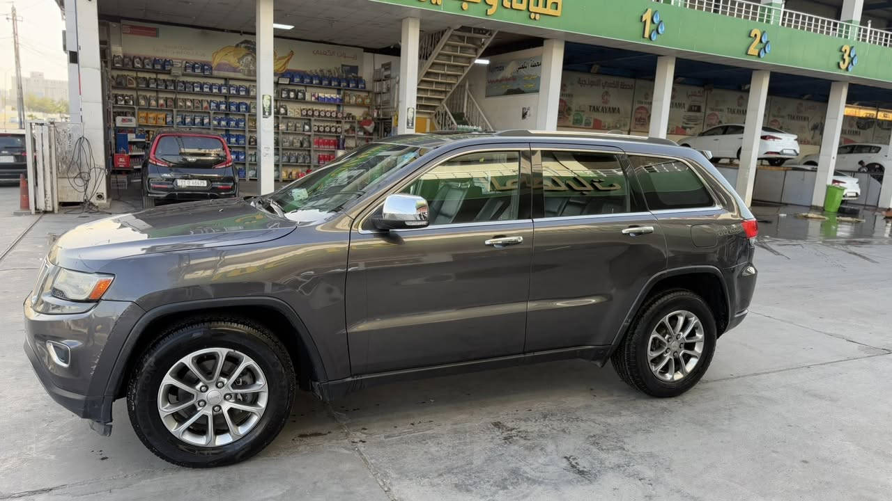 جيب كراند شيروكي لمتد 2015
السعر المطلوب 185 $
وارد أمريكي | LIMITED 
رقم بغداد مشروع وطني
1C4RJFBG7FC143004

المواصفات:

 • محرك 6 سلندر 3600
 • فور ويل (4×4)
 • ممشى 112 ألف مايل
 • فتحة سقف
 • مقاعد جلد
 • تدفئة مقاعد أمامي + خلفي
 • ستيرن تدفئة
 • نقطة عمياء
 • مرايا جانبية تعتيم أوتو
 • إشارات بالمرايا
 • كير طيارة
 • شفتات بالستيرن
 • ذاكرة وضعيات للمقعد
 • مقاعد كهرباء
 • باب صندوق كهربائي
 • شاشة كبيرة
 • مرايا قلاب
 • حساسات خلفية
 • لايتات زينون
 • تشغيل عن بعد

⚙️ الميكانيك:
المحرك والكير بحالة ممتازة وما بيهم أي مشاكل على وضع الشركه.

📌 الملاحظات:
السيارة وارد أمريكي، بيها بنيد + جاملغ  ايمين وخشم الجاملغ الأيسر وبيها طخه بالعراق ومتصلحه بالباب والايربك طاك.
السياره بيها ملاحظات بسيطة
📞 للاستفسار والمشاهدة على الخاص
***********
وارد أمريكي | LIMITED 
السعر المطلوب 185
المواصفات:

 • محرك 6 سلندر 3600
 • فور ويل (4×4)
 • ممشى 112 ألف مايل
 • فتحة سقف
 • مقاعد جلد
 • تدفئة مقاعد أمامي + خلفي
 • ستيرن تدفئة
 • نقطة عمياء
 • مرايا جانبية تعتيم أوتو
 • إشارات بالمرايا
 • قير طيارة
 • شفتات بالستيرن
 • ذاكرة وضعيات للمقعد
 • مقاعد كهرباء
 • باب صندوق كهربائي
 • شاشة كبيرة
 • مرايا قلاب
 • حساسات خلفية
 • لايتات زينون
 • تشغيل عن بعد

⚙️ الميكانيك:
المحرك والقير بحالة ممتازة وما بيهم أي مشاكل على وضع الشركه .

📌 الملاحظات:
السيارة وارد أمريكي، بيها بنيد + جاملغ ايمن وخشم الجاملغ الأيسر وبيها تصليح ضربه خفيفه ببغداد والايربك طاك.
السياره بيها  ملاحظات بسيطه 
📞 للاستفسار والمشاهدة على الخاص
او على الواتساب
***********
