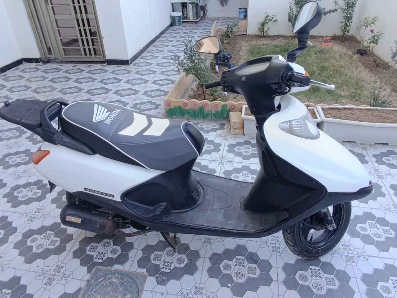 سبيسي ياباني دراجه فول نضافه شلعه اتخبلل مكينه ناعمه وسلف هندر كهربائيات كامله من كلشي دراجه نفس بل صوره كفرات اصليه بس الكفررر اليسره بي فطررر فقطططططط مكينه مبدل ولفات فقط تجي تشغل وتشوف بعينك مبينه ذيج هيه سعره 700 وبيه مجال عوزه بس واقيه مال صالنصه فقط رقمي
***********
