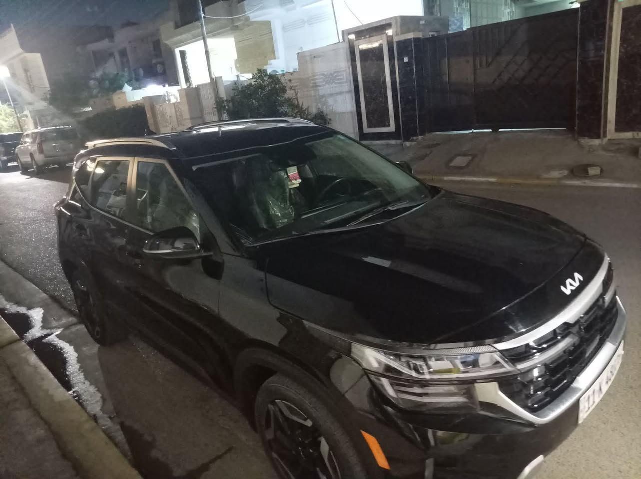 السلام عليكم كيا سيلتوز موديل ٢٠٢٤ فول مواصفات للاخير بانوراما كشنات جلد تدفئه تبريد بالكشنات محرك 1600 تيربو صور الحادث مرفقه بالمنشور السياره ماشيه عشرين الف كيلو جديده كلش السيارة 
رقم الهاتف***********
