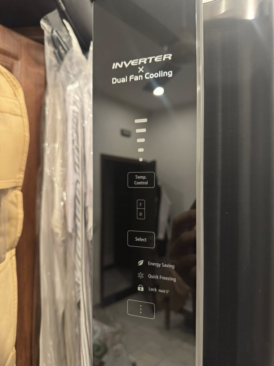 ثلاجة هيتاشي اصليه جديدة تضررت بالنقل
اللون رصاصي داكن (ستيل)
السعة 489 لتر او 17 قدم
تحكم خارجي
غير مستخدمه ولا دقيقه
سعر الجديدة الان مليون في بغداد 
بيها ضمان 10 سنوات من يوم 30/1/2026
الضرر رصعات خفيفة في الابواب
مثل ما موضح بالصور
الارتفاع 183 سم
العمق 74 سم
العرض 72 سم
السعر المطلوب 800 الف وبيها مجال
العنوان بغداد اليرموك
***********
عندي وتس اب
