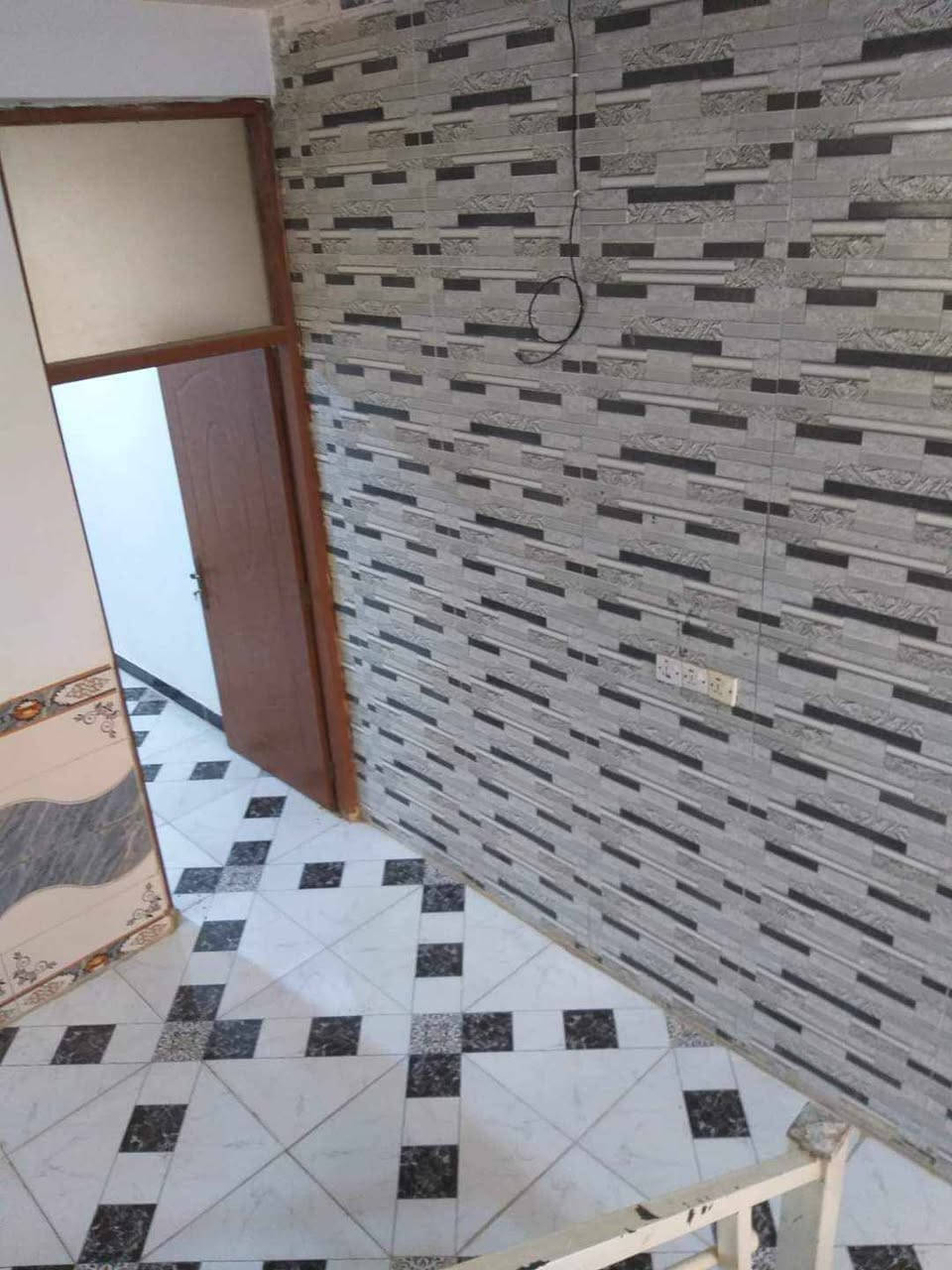 دار للبيع حي الحكيم مساحته 120
 متر غرفتين نوم وهول استقبال مطبخ بشارع اسواق البركه يبعدن عني الشارع 100 متر الاتصال واتساب ***********
