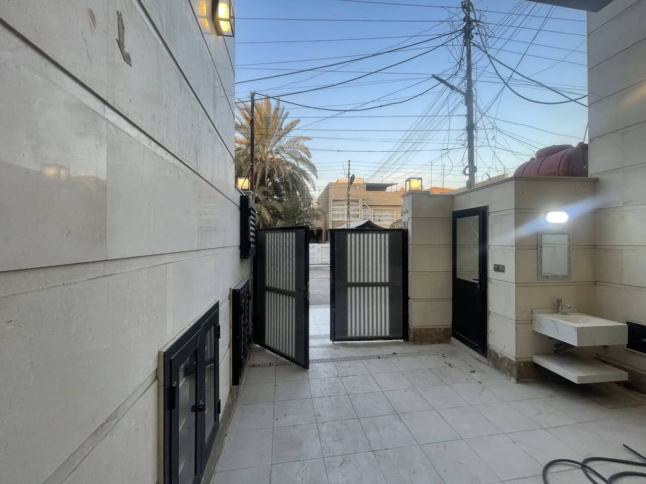 يا الله
دار للبيع حديث تم انجازه في منطقة حي البنوك شارع باريس
المساحة ١٥٠ متر
واجه ٥ متر / مدخلين
نزال ٣٠ متر
يحتوي على ٤ غرف نوم
وحولي جلسة
وخدمات عدد ٣
وكراج / وصالة خطار ومطبخ ومنور
للاستفسار
مكتب الحضارة للوساطة العقارية
***********
