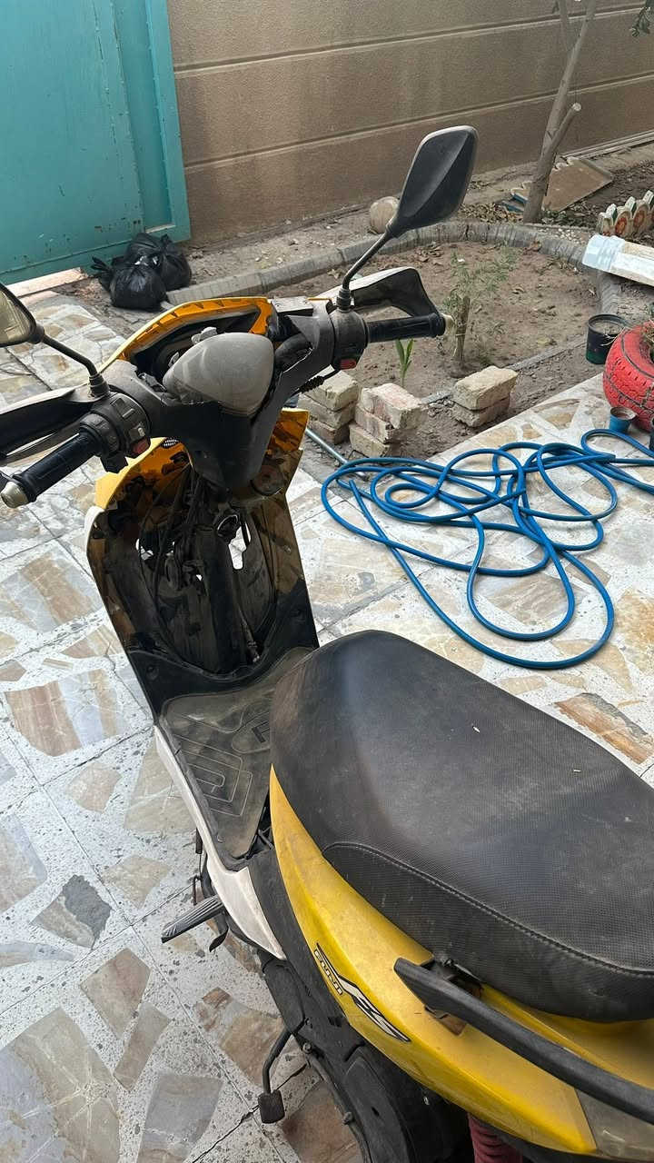 دراجة FS للبيع محرك ما مفتوح بس الكفرات تعبانه باتري حابط بس تشحنه يشتغل السعر200الف مكاني حي نزال رقم الهاتف ***********
