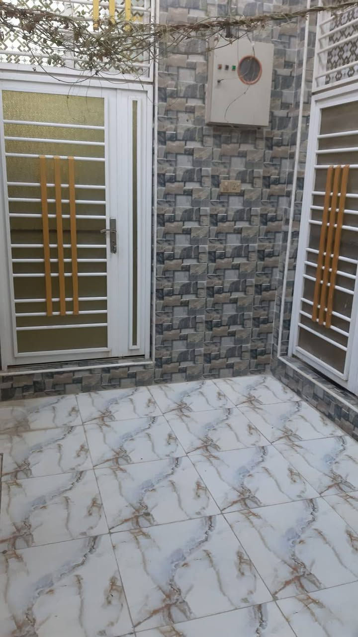 السلام عليكم بيت للبيع طابو صرف المساحه 110 تفاصيل البيت طابقين الطابق الارضي استقبال غرفة نوم مطابخ صاله وصحيات خارجيه الطابق الثاني ثلاث غرف نوم وصاله وصحيات الدرج الطابقين مرمر السطح شتايكر إرتفاع الستاره مترين وربع البيت بناء حديث المعلومه البيت مطلوب سكان المكان ناصرية مركز حي الفداء شارع المدارس قرب المدرسه الصينية التواصل ‏‪***********‬‏
