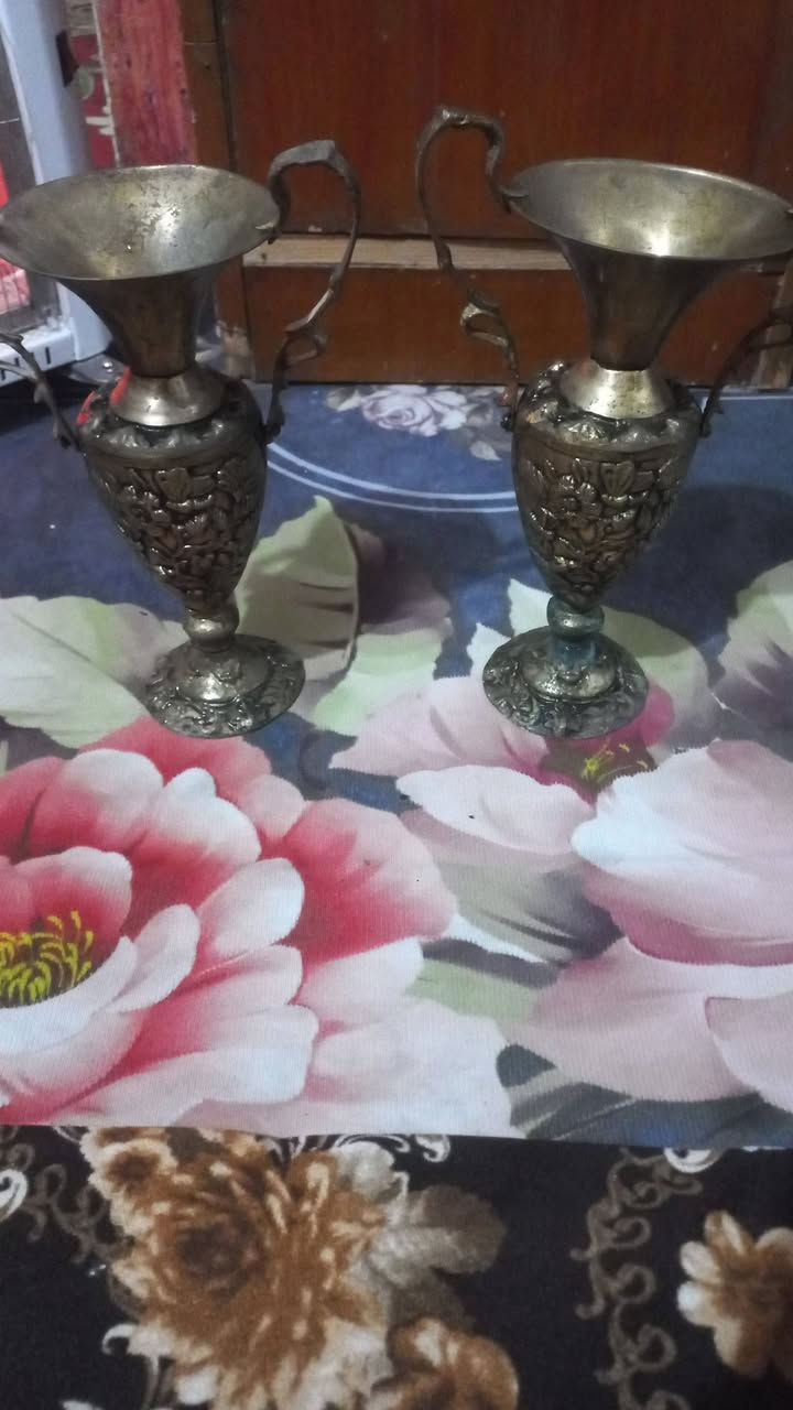 سلام عليكم متاح مزهريه نحاس انتيكه قديمه حيل مكاني زوج  كربلاء وزنها كيلو ونص  *********** سعر 80وبهن مجال نحاس
