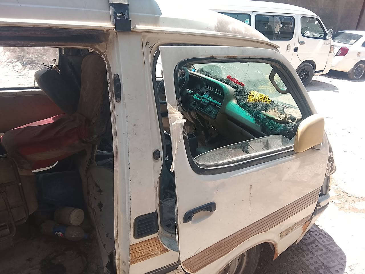 السلام عليكم من رخصه الادمن سياره فتون جنبي سياره سويت بيها حادث باليمنى واريد اريد ابيعها بالسياره يراد لها صرف شويه ماكينه جدا ضفيره تعبانه عنواني بغداد البلديات شارع المصرف السياره عليها غرامات مليون وهي ربع تريد صافي تريد ابيع لك مكور السعر 25 تحويل بيع لك مكور بسعر وابيع لك صافي ***********
