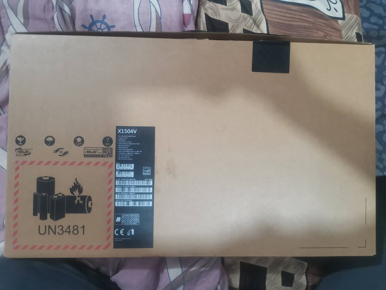 لاب توب من نوع ASUS Vivobook 15
السعر ٤٢٥ ألف قفل مكاني بغداد حسينية الراشدية

 *********** او ***********

​المعلومات الأساسية

الجهاز "نظافة 100% مع الكارتون"

​الموديل (Model): ASUS Vivobook 15

(الرمز الدقيق: X1504VA-NJ816).

​اللون: أزرق هادئ (Quiet Blue).

​المواصفات التقنية (Hardware)

​المعالج (CPU): Intel Core i3-1315U

(من الجيل الثالث عشر، وهو معالج اقتصادي وجيد للمهام اليومية والدراسية).

​الذاكرة العشوائية (RAM): 4 جيجابايت من نوع DDR4

(مدمجة على اللوحة الأم On-Board).

​ملاحظة: 4 جيجابايت تعتبر قليلة للمعايير الحالية، قد ترغب في تطويرها إذا كان الجهاز يسمح بذلك لتحسين الأداء.

​التخزين (SSD): 512 جيجابايت من نوع NVMe PCIe 3.0

(سريع جداً في التشغيل ونقل البيانات).

​الشاشة (LCD): مقاس 15.6 بوصة بدقة FHD (1920x1080)،

وهي شاشة قياسية مريحة للعين.

​كرت الشاشة (VRAM): لا يوجد كرت شاشة منفصل

 (يعتمد على الكرت المدمج في المعالج Intel UHD).

​المنافذ والاتصال

​المنافذ (USB): يحتوي على منفذ USB 2.0، ومنفذين USB 3.2، ومنفذ واحد USB-C.

​الاتصال اللاسلكي: يدعم Wi-Fi 5 و Bluetooth.

​نظام التشغيل: مكتوب (WITHOUT OS)،

 أي أن الجهاز يأتي بدون ويندوز مثبت مسبقاً (تحتاج لتثبيته بنفسك).

Win11 👌👍🏻

​البطارية: 3 خلايا بقدرة 42 وات في الساعة.
