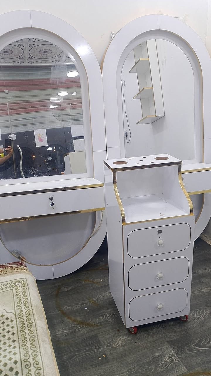 ديكور مرايات خشبي للحلاقه معه نشره ضوئيه عدد 2 + 3 جرارات متحركه صغيره السعر 275، للاستفسار على الرقم *********** المكان البصره حي القضاة
