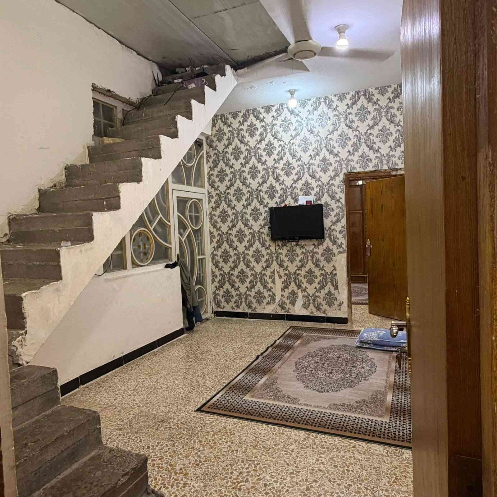 الدار للبيع في حي الجامعه مساحه 125 متر الرقم ***********
