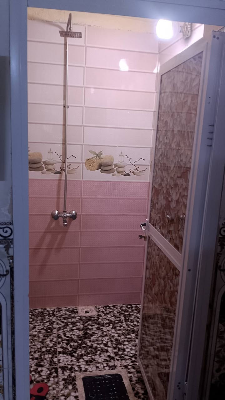 السلام عليكم بيت 90 متر طابق واحد ترميم 2020 الجريخي مقابل جامع النبي اسماعيل بضهر مدرسة مالك الاشتر الابتدائية البيت مجاور الساحة وياه حديقة وكراج سيارة السعر خاص او الاتصال على رقم صاحب البيت ***********
