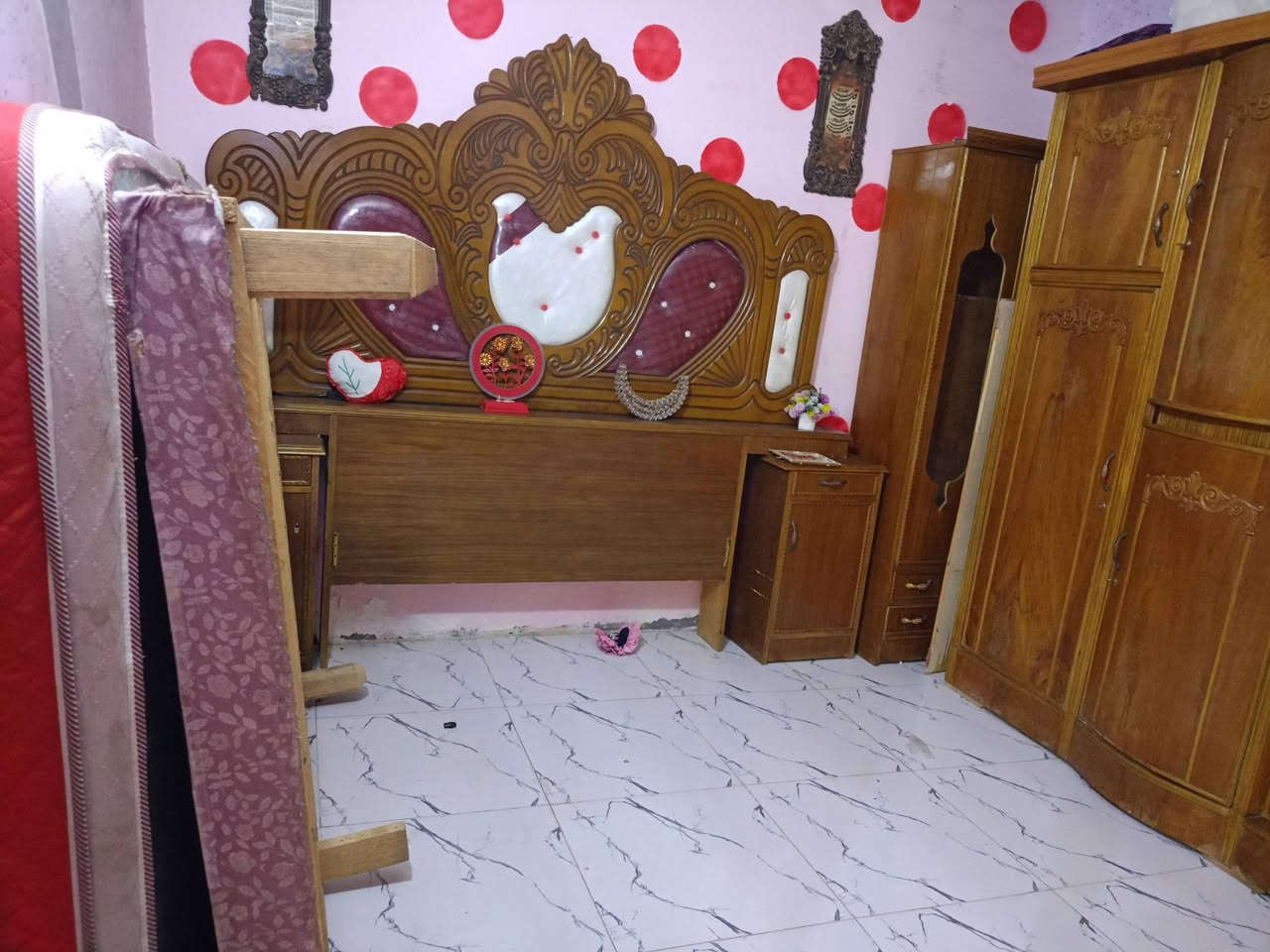سلام عليكم عندي غرفه نوم صاج كنتور ابو سته اجبير عشر بيبان بيه ضربه صغره بل ميز مال المرايه ومكاني بغداد النهروان الغرفه 8قطع وهاذ رقمي بيه واساب ***********
