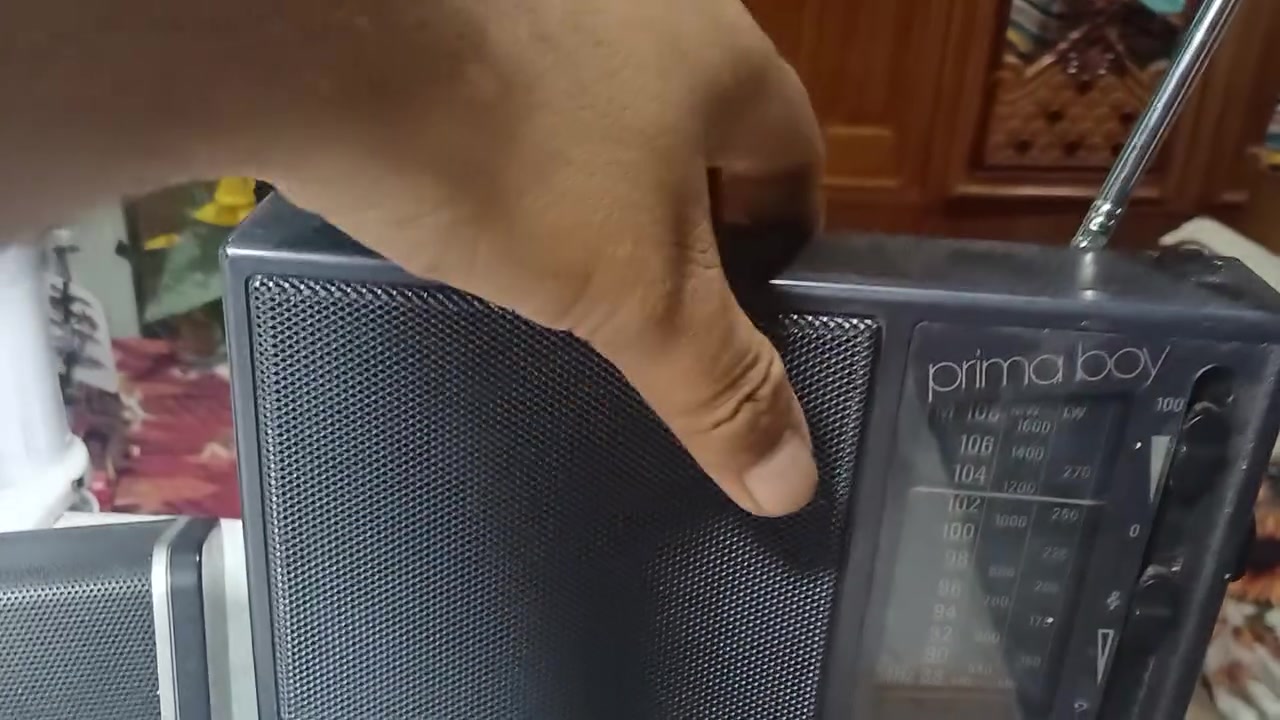 هذا الراديو هو جهاز Grundig Prima Boy 65K، وهو نموذج محمول كلاسيكي تم إنتاجه في ثمانينيات القرن الماضي.
تتميز هذه الأجهزة عادةً بقدرتها على استقبال موجات FM و MW (AM)، وتعمل إما بالبطاريات أو بالكهرباء المباشرة.

العلامة التجارية Grundig هي شركة ألمانية شهيرة، ولكن تم تصنيع بعض نماذج هذه السلسلة في مواقع أخرى مثل سنغافورة

هذا الراديو هو جهاز Grundig Prima Boy 65K، وهو نموذج محمول كلاسيكي تم إنتاجه في ثمانينيات القرن الماضي.


**إذا كنت صاحب هذا الإعلان وتريد حذفه لأي سبب، رجاءا أرسل رسالة إلى الدعم الفني**