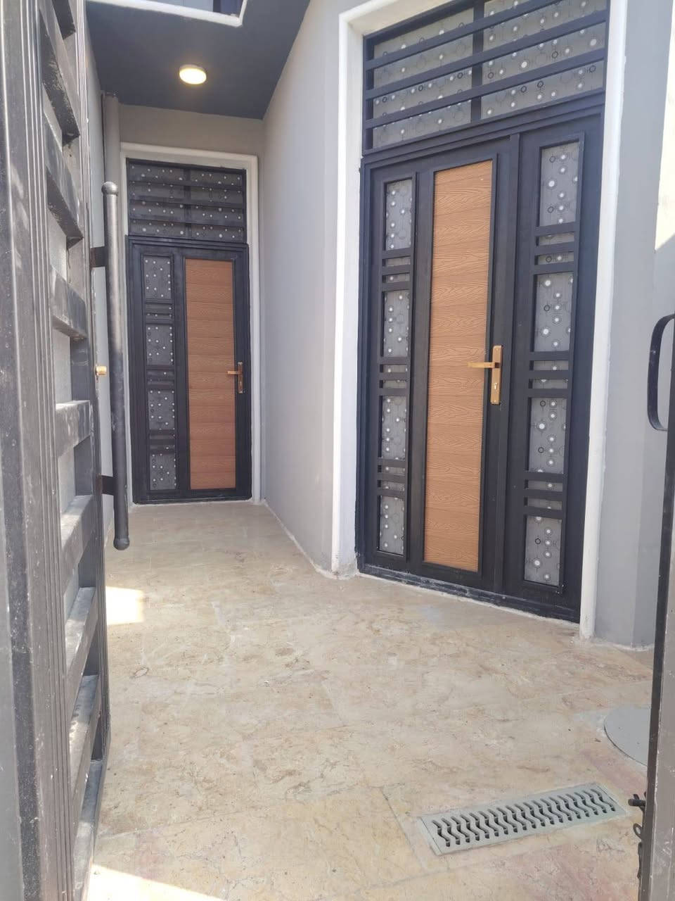 دار البيع في حي عسكري منطقة ٣٠٠٠ مساحه دار ١٠٠متر قرب سوق مدارس قديم طبق ونص موبايل *********** ابو حسين
