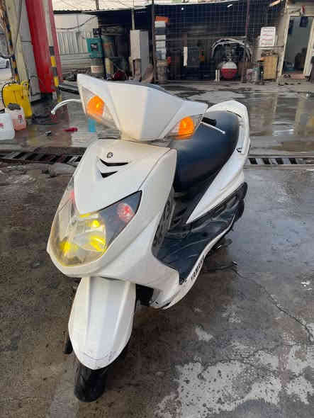 السلام عليكم 
النوع :- سكنس فحل 
الون:- ابيض 
الفئه :- نوزل - خطين 
المحرك :- كفاله عامه 
الكفرات :- بيها ملاحظات 
لايت :- ليد + دبل إشاره 
تايرات :- جدد 
~~~~~~~~~~~~~~~~ 
مكان :- بغداد 
السعر :- 735 الف وبيها مجال 
للاستفسار 
*********** 
واتساب ***********
