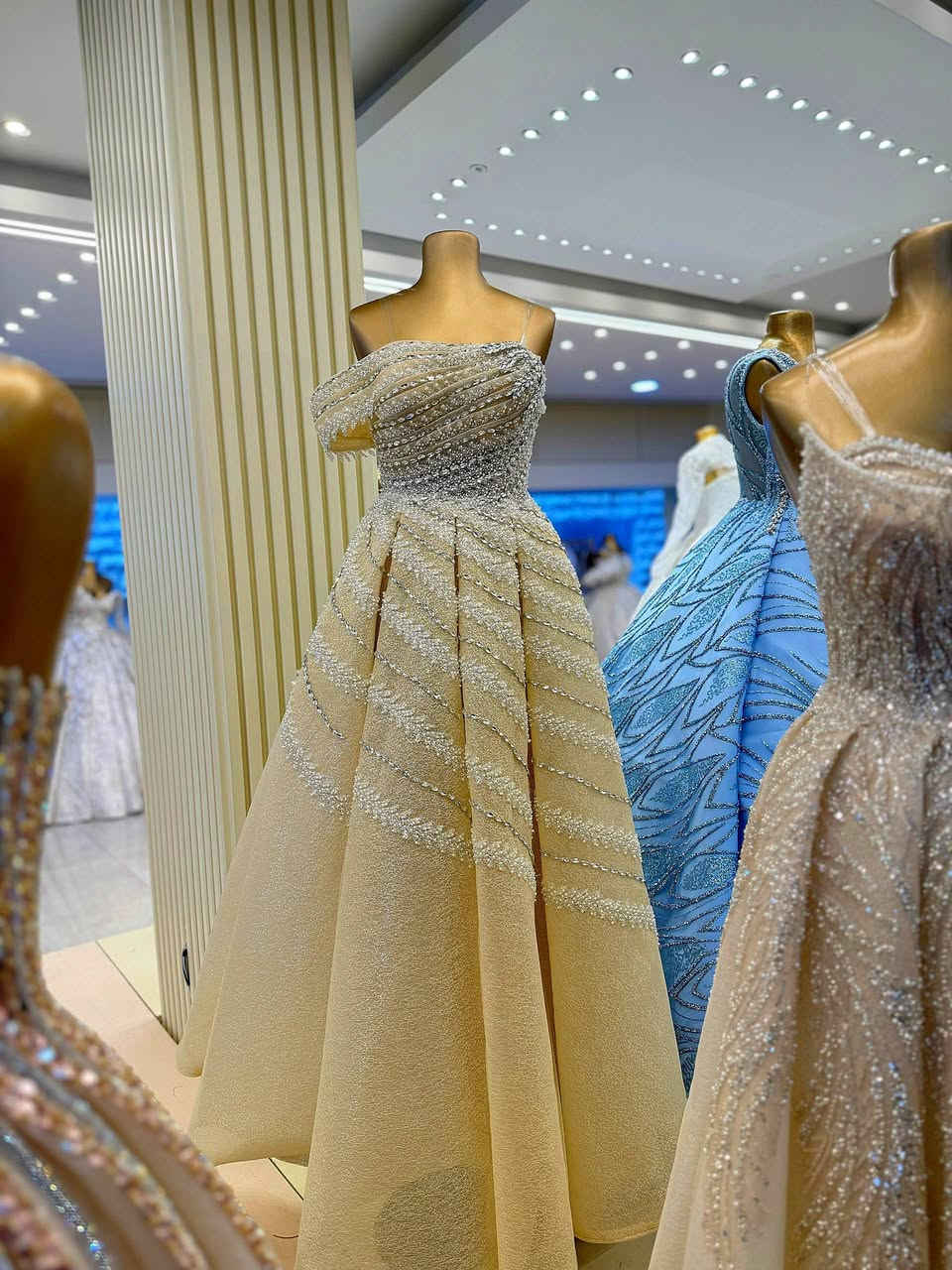 #أزياء Golden Queen ترحب بكم 👑

#بيع #أجار _ #جملة #مفرد _ #جاهز #وتفصيل 

#دمشق.. الحريقة 
مندخل ببداية سوق #الحميدية منمشي 15 متر بيجينا  اول مفرق عاليمين بياخدك #عالحريقة 
مندخل فيه 10 متار مقابل معاطف الرياض 
بناء شحن العطاء. الطابق الأول 
واتساب / اتصال
0940693033
______________
#حماه.. شارع ابن الرشد
فوق محلات ليش لا
0956696461📞
______________
#للجملة:معمل جولدن كوين دمشق #الحريقة 
0932309759
_____________

#توصيل مأجور اي فستان ضمن #دمشق 

#شحن وتوزيع #جملة #ومفرد مؤمن لجميع  المحافظات السورية  والدول 
...........


**إذا كنت صاحب هذا الإعلان وتريد حذفه لأي سبب، رجاءا أرسل رسالة إلى الدعم الفني**