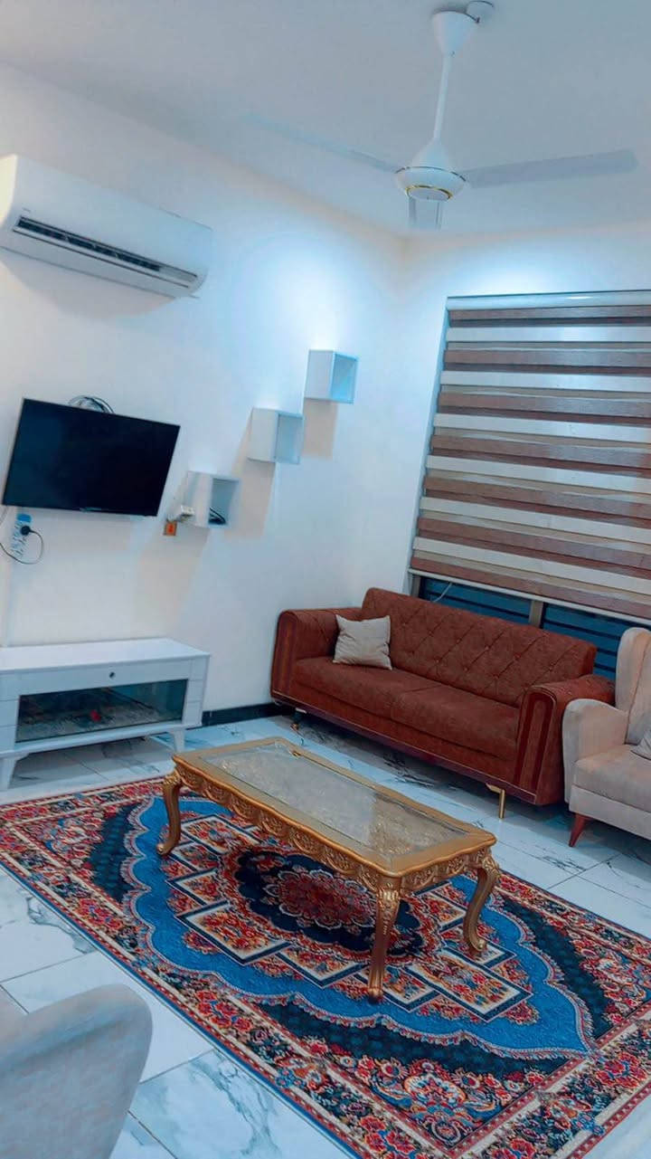 السلام عليكم توجد شقه للإيجار مؤثثه فول تحتوي على غرفتين نوم وصاله وخدمات العنوان المنصور / حي المهندسين الاميرات  للاستفسار  أكثر
*********** بغداد, العراق
