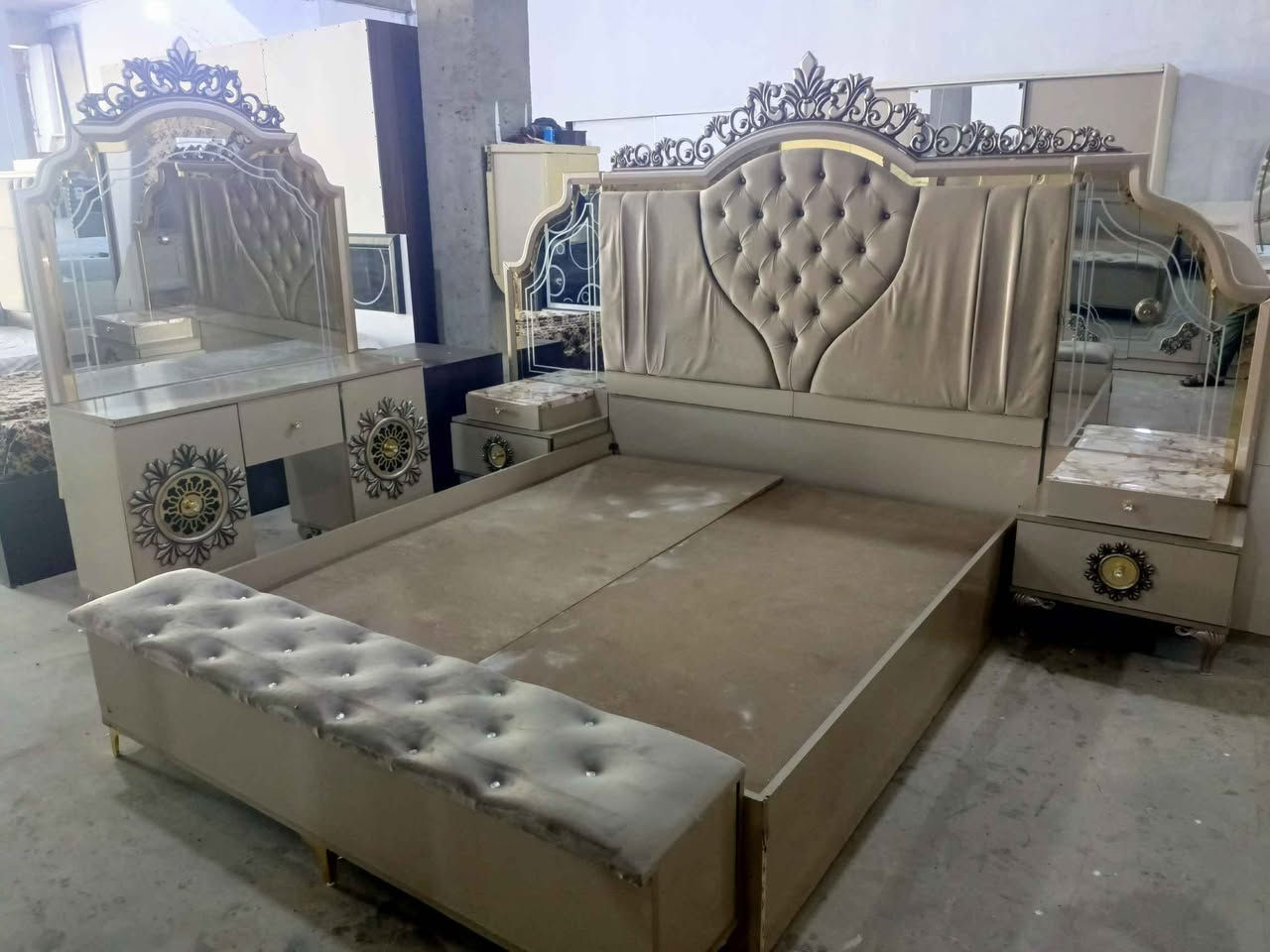 غرفة نوم تركي نضيفه كلش اخو الجديد 7قطع سعرها 650 عنوان كركوك الشراي يخابر 
*********** كركوك, العراق
