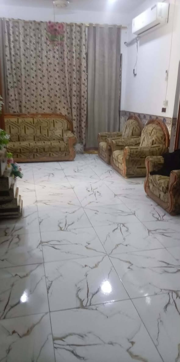 سلام عليكم بيت طابو زراعي مساحة 200متر سقف عكاده غرفتين 4×5 وستقبال 7.5×4 وصاله4×8 ومطبخ 4×5 وكراج بنيان جديد مكان الجاسميه قرب حسينيه قاسم اميح للاستفسار على الرقم ***********
