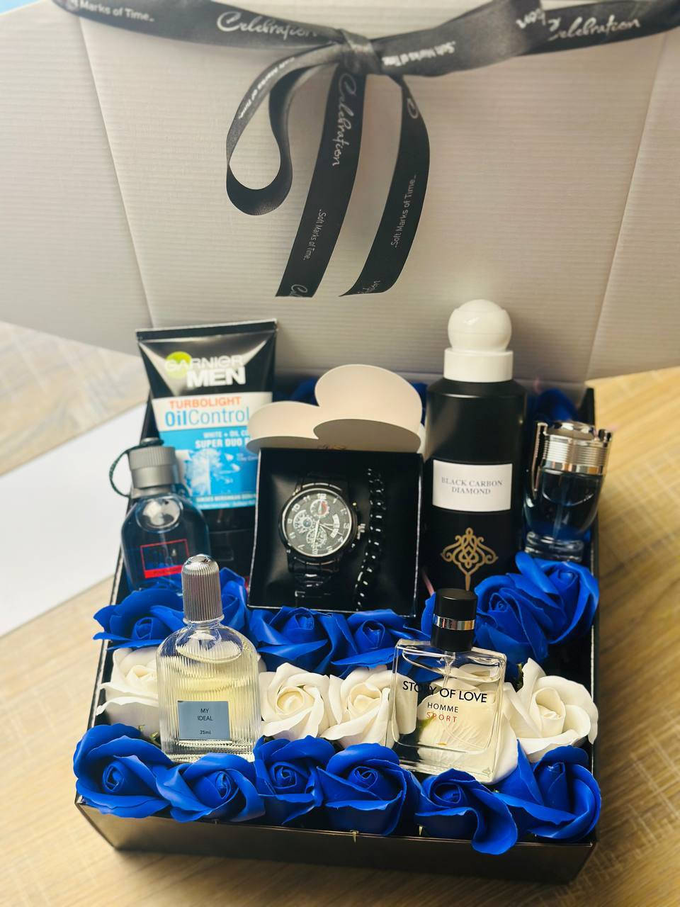 بوكس صنع بكل حب.. لروحٍ تجعل لكل يوم معنى. كل عام وأنت حبيبي. 🌹⌚️"

التفاصيل الصغيرة هي التي تصنع الذكريات الكبيرة.. هدية بلمسة من الفخامة لمن يملأ حياتي بالجمال. عيد حب سعيد 
لأغلى الناس. 🎁💙"
أنتَ العطر الذي يفُوح في أيامي، وأنتَ الوقت الذي لا أريد أن ينتهي. عيد حب سعيد يا أغلى هدايا القدر. 🎁👑"

لأنك الحب الذي لا يتكرر، ولأنك تستحق أجمل التفاصيل.. اخترتُ لك من بين كل الهدايا ما يليق بمكانتك في قلبي. كل عام وأنت نبضي وسعادتي. ❤️✨"
مع كارت حسب العبارة لتردوها


**إذا كنت صاحب هذا الإعلان وتريد حذفه لأي سبب، رجاءا أرسل رسالة إلى الدعم الفني**