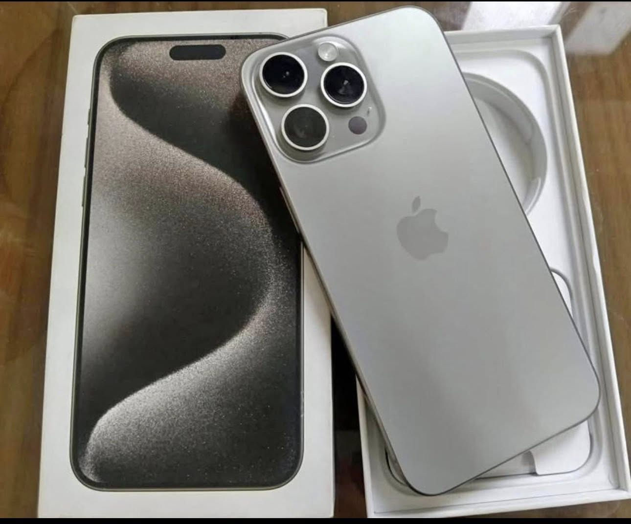 15 برو ماكس
ذاكره 256 
بطاريه 88 بلادي 
كاترتون غراض كامل 
مبدل شاشه اصليه 
جهاز كامل بدون اعيوب نضافه 100 بس فيس إيدي لازم برمجه يحتاج فقط

مراوس 14 برو ماكس او 13 برو ماكس مع فرق 
***********. واتس او اتصل
