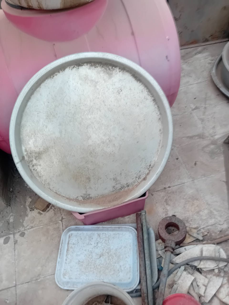 أغراض حلويات مع صواني حجم ٦٠ و٧٠ للبيع م ***********
