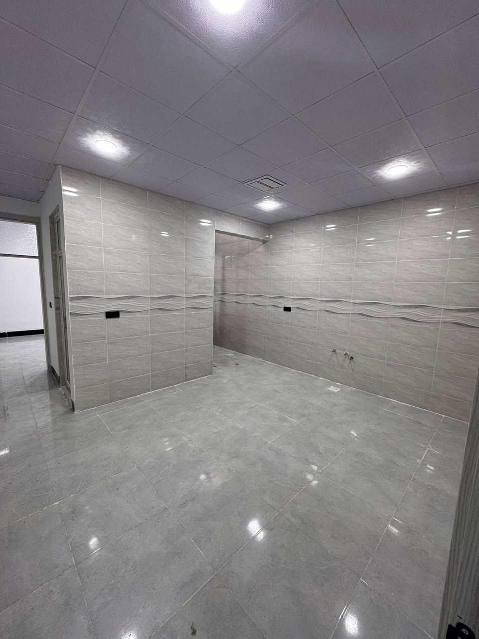 دار للبيع طابق ونص ملكي 
محجوز للمصرف العقاري تقديم جديد 
مساحته /100م واجه 5م 
درج خارجي 
طابق الاول /استقبال ومطبخ وصحيات وغرفة نوم وطابق ثاني غرفة نوم وصحيات درج خارجي 
موقع /قادسية -شارع ابو وليد 
مقدمة /37مليون وباقي عالمصرف العقاري مطلوب قسط شهري 438الف شهريا 
استلام مفتاح
للاستفسار /***********
