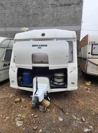 كرفان اوربي ٨ متر دبل اكسل اذا عندك سيارة شمالي تكدر ترقمه وية السيارة...