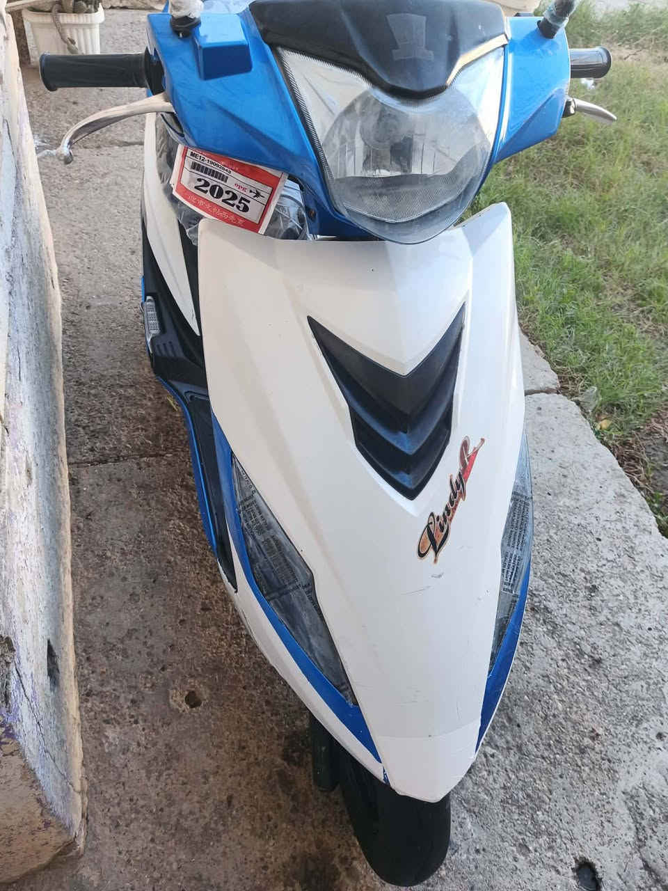 السلام عليكم دراجه هاوجي رص للبيع كله شغال صلف هندر كهربائيات كله شغال مكينه فول  نعومه مابيهه اي نقص دراجه حيل نضيفه بدووون اوررراااق دراجه مال جنيه 
السعر. 700 او بي مجال للشراي 
العنوان داخل الرمادي 
رقم الهاتف. ***********
