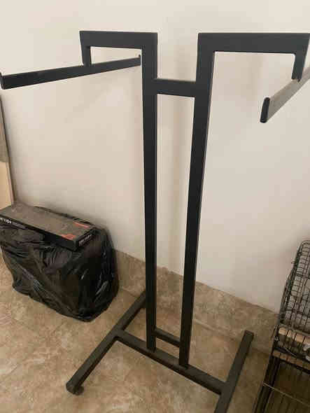 ستاندات ملابس محل ثنين كبار متحرك واحد ثابت يعني 3 جدد نظيفات كلش العنوان هڤلان قرب شارع الاسايش السعر 75 الف للاستفسار خاص او واتس أب 
***********
