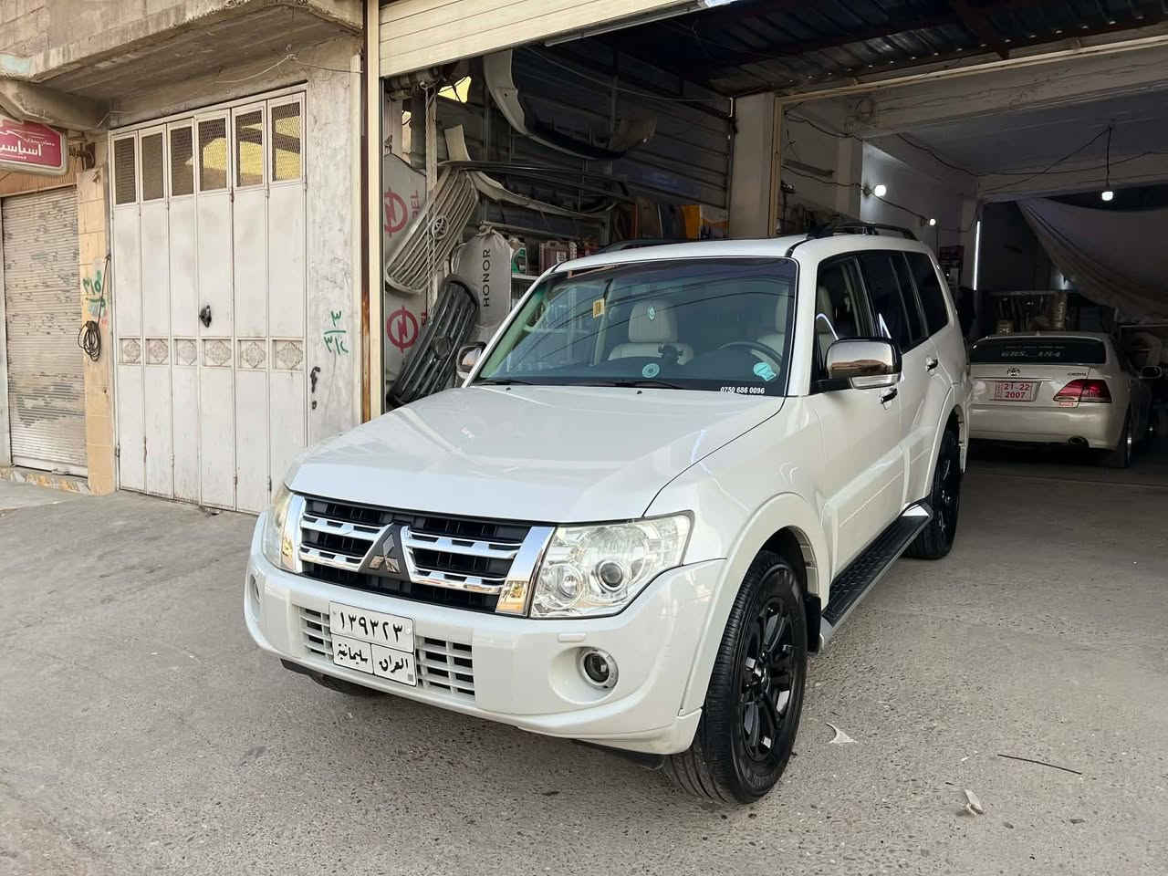 باجيڕۆ بۆ فرشتن 2012 
فول مواسەفات 
سەیارەکه لۆکه لە سفریوە یەک دەسته 
مەکینەی 3500
هەموو گیانی لۆک و بە شەرت 
بێ بۆیاخه یەک پەڵەی بجوکی بیوەیه شایەنی باس نییه 
***********
