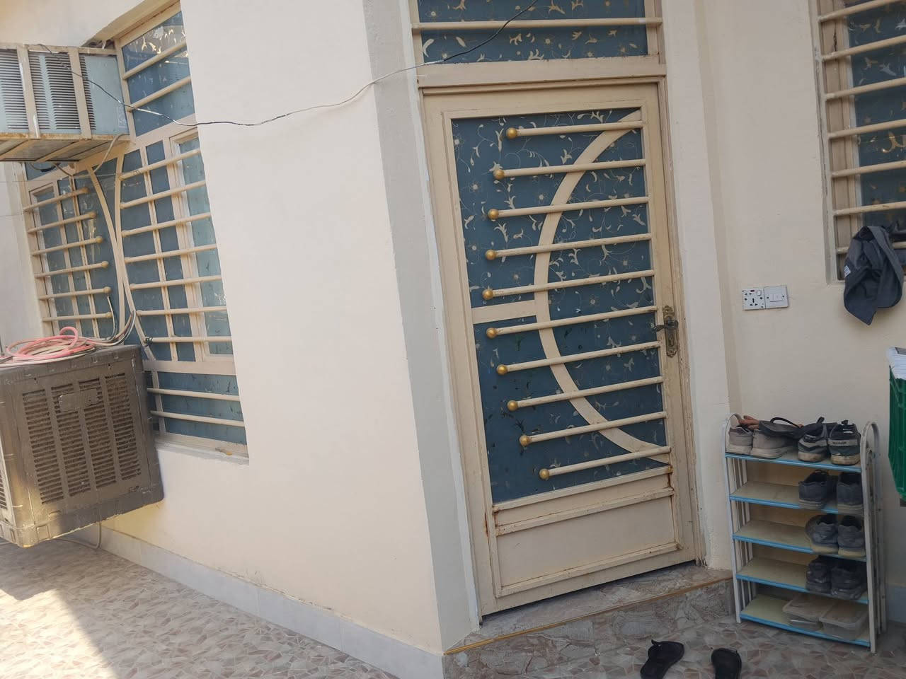 سلام عليكم بيت في حي القادة تحرير بناء حديث طابو صرف بي غرفتين ومطبخ وستقبال ومجموعه صحيات سعر 95 بي مجال شي قليل ***********
