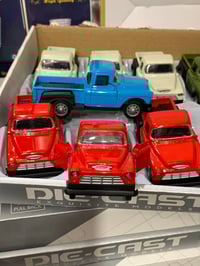 سيارات حديد  تشغيل موسيقى وانطلاقه للامام تشغيل اناره اماميه وخلفيه اب...