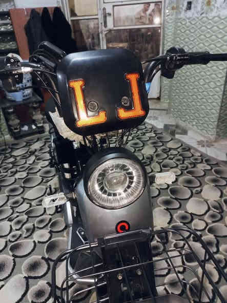 دراجه شحن كهربائي UB-400 - حجم ٢٢-
من رخصه الادمن 

٤ - بطاريات مسطره 

تايرات ياباني جبلي ( شوبليس ) 

استخدام - ٢ شهرين 

موديل -٢٠٢٤ 

نظيف جدا جدا 

لون - اسود - سيلفر رصاصي 

سرعه -٤٥ كيلو 

 دبل - شاره 

سويتش ( دبل سويتش ) 

لايت زينون - اشارات ليد 

نظيفه جدا استخدام قليل 

ار جي بي خلفي 

مقعدين امامي وخلفي ( طبي) 

سله اماميه - شاحنه ١٢٠ واط شغال 

ويل كب ( سبورت عريض ) 

حساسات بريك ( امامي - خلفي ) 

بادات ( البايدر موجوده ) 

قفل بريك خلفي ( مع مفتاح مدمج ) 

مرايات اماميه - حامل هاتف مع شحن لاسلكي 

شاشه ديجيتال عاليه الاضاءه 

ضوء عالي  البعد - متوسط البعد 
***********
السعر(٤٥٠ الف دينار ) وبيها مجال
