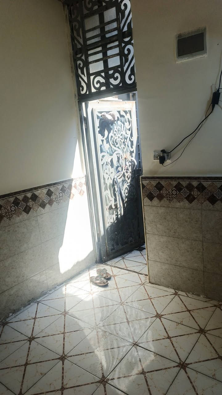 سلام عليكم عندي بيت للبيع مساحه 60متر يحتوي على غرفه وصاله ومطبخ واستقبال وصحيات بناء بيت بلوك أساس بيت صب كونكريت وسكف بيت كونكريت البيت مشترك بس أساس بيت كامل عايزسقوف ثانويه بيتونه مامبني  جاهزبورك سيراميك ارضيات وجدار عنوان براكيه مقابل جامع الخزاعل سعر 17وبي مجال للاستفسار على رقم ***********
