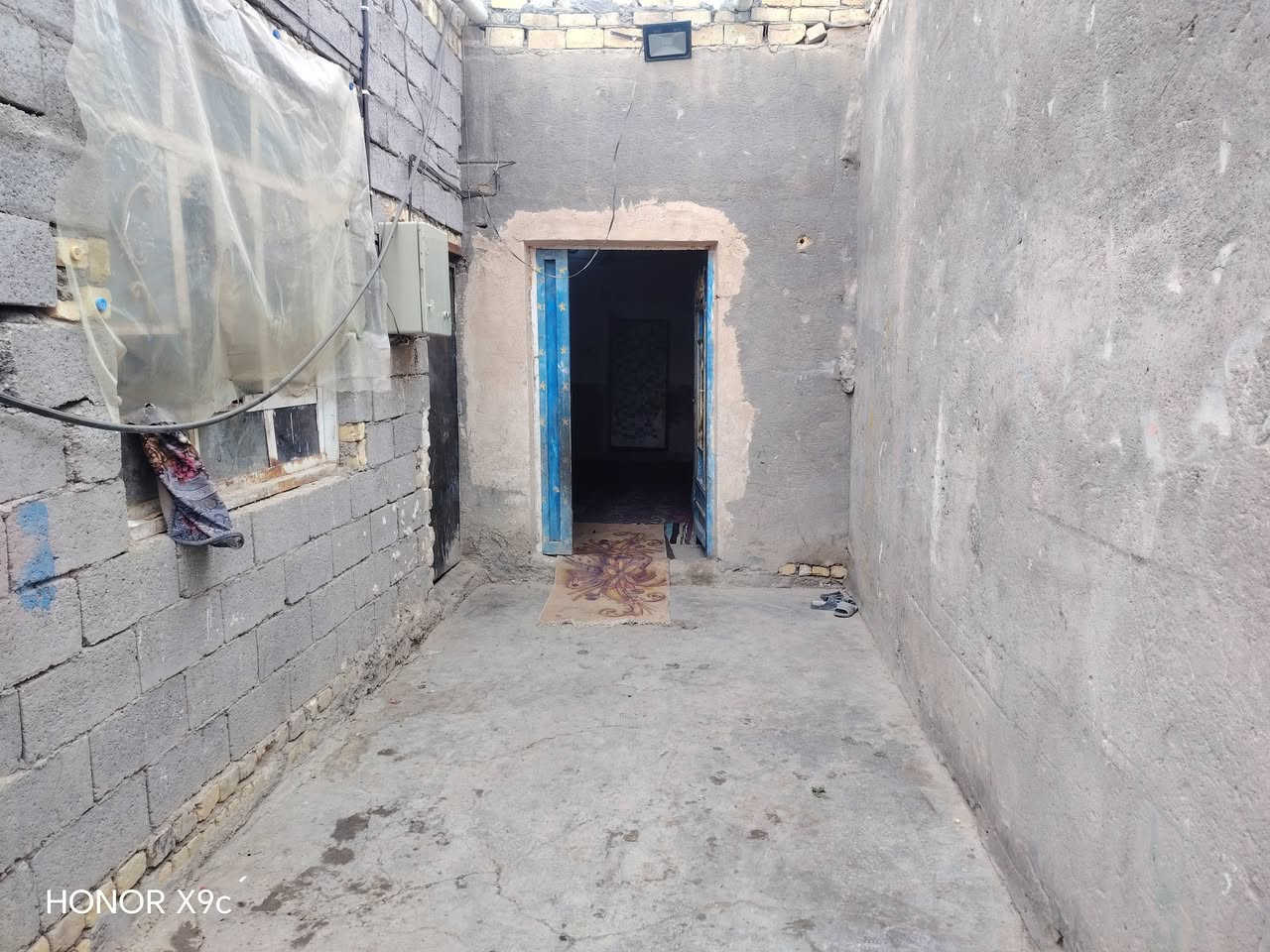 سلام عليكم يالله توفر عدنا بيت البيع مساحه ميتين متر مكانه حي المير غرب المدرسه العروبيه ***********
