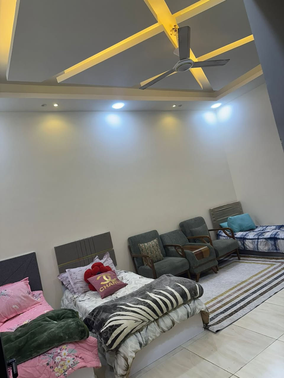 السلام عليكم دار للبيع مساحه 250 حي الجوادين قرب مدرسة انوار الجوادين جاهز ومرتب بناء حديث السعر 160 بي مجال بسيط للاستفسار ***********
