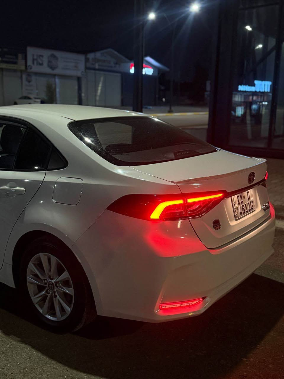 بسم الله الرحمن الرحيم 

سەیارەکە ماڵی دۆستە
لیدی کاملی پێش و دواوەی بۆ دانراوە 
گاعی سەردۆسە و دەعامیەکانیشی ppf کراوە
تەنها شانی سەکنی وەک لە وێنەکەیا دیارم کردوە pdr ماباقی هەموو گیانی بەشەرت
٢٤،٠٠٠کلم ڕۆشتووە 
وەکو هەمومان ئەزانین سەیارەکە قەپات مواصفاتە 
داوای ١٥٦ وەرەقەی لێئەکەم و معامەلەیەکی برایانەشی تیایە 

0770 224 6108 السليمانية, العراق
