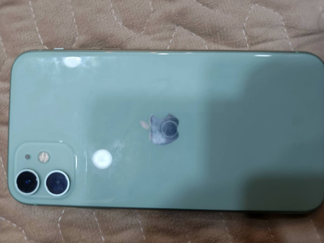 ايفون ١١ عادي نظيف مامبدل بيه شي ابدا فقط لون احمر بشاشة خفيف سعره 200 الف 
بغداد
*********** اتصال فقط او راسلوني مسنجر موجود
