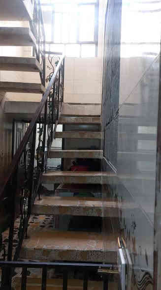 سلام عليكم بيت للبيع المساحه ٢٠٠وبي محلات ٢حاليا مئجرات العنوان بغداد الحسينيه الراشدية شارع الخدمات مسقط قرب مستشفى التركي قريب على مطعم ابو خميس الاستفسار على رقم ***********هاذابي واتساب السعر على الخاص
