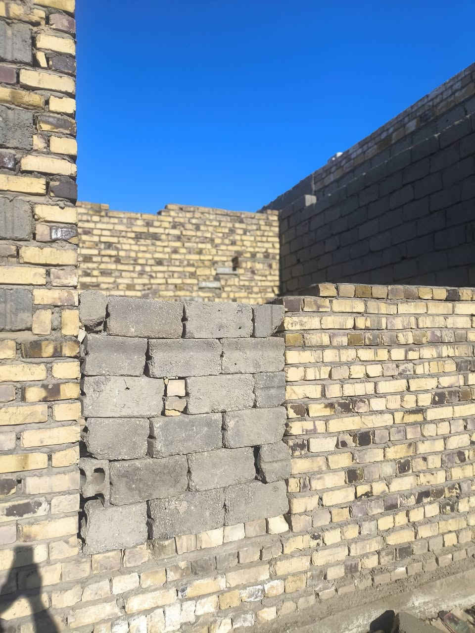 هيكل للبيع في منطقة الجاسمية مساحه 200 م
يحتوي البناء علئ غرفتين وصاله مطبخ إستقبال 
علماً يوجد مع 8000 ألف طابوق الاستغفار الاتصال علئ رقم
***********
