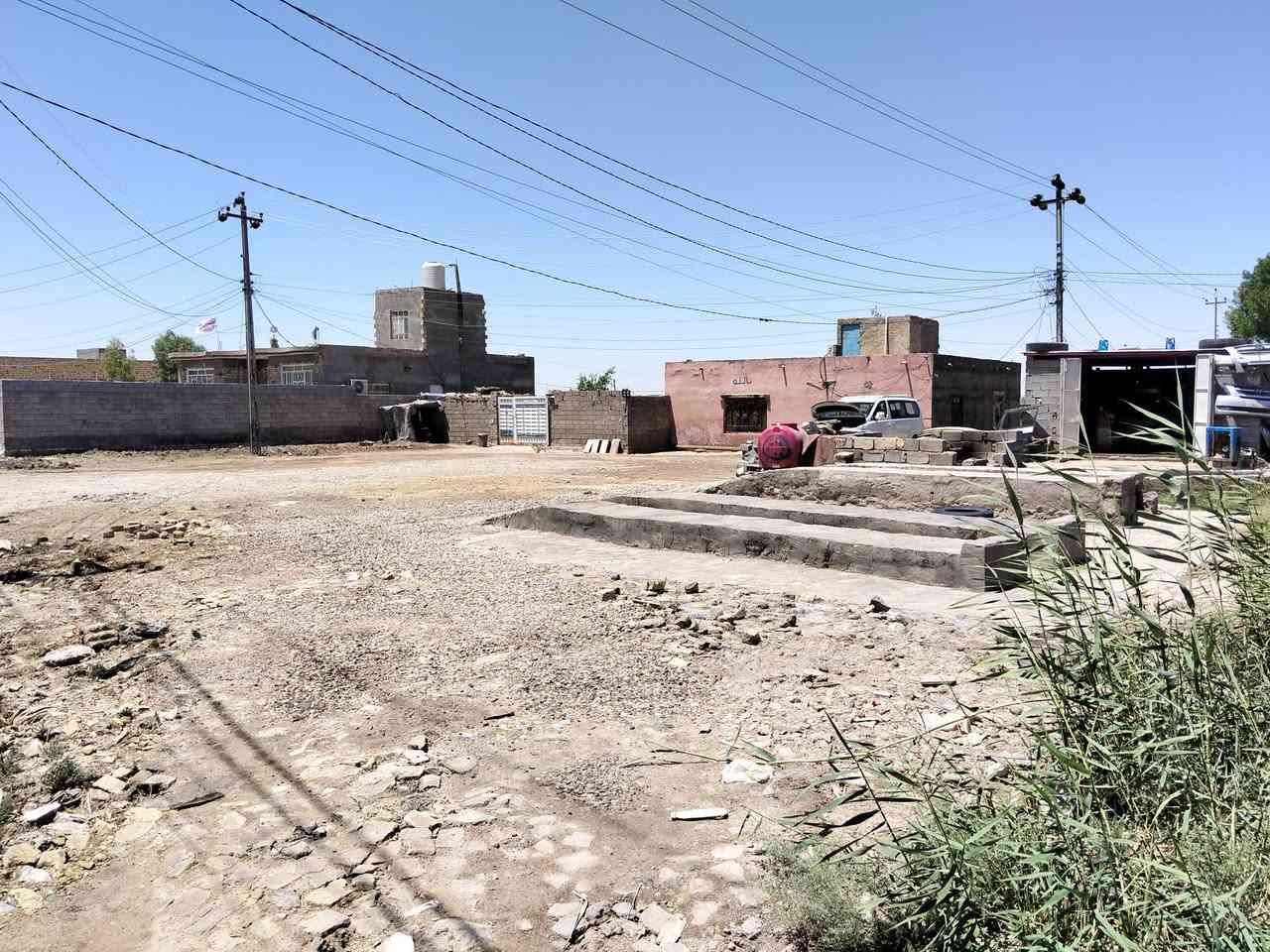 سلام عليكم للبيع بيت وبصفه محل ركن البيت يحتوي على غرفتين 5×4 واستقبال 8×5 وديوانيه 8×5 ومطبخ 4×4 وحمام وتواليت خارجي البيت كامل من الداخل سراميك جداري وارضي البيت بناء بلوك  المكان طريق المشايه قريه ال بريع الرقم ***********+ ***********

