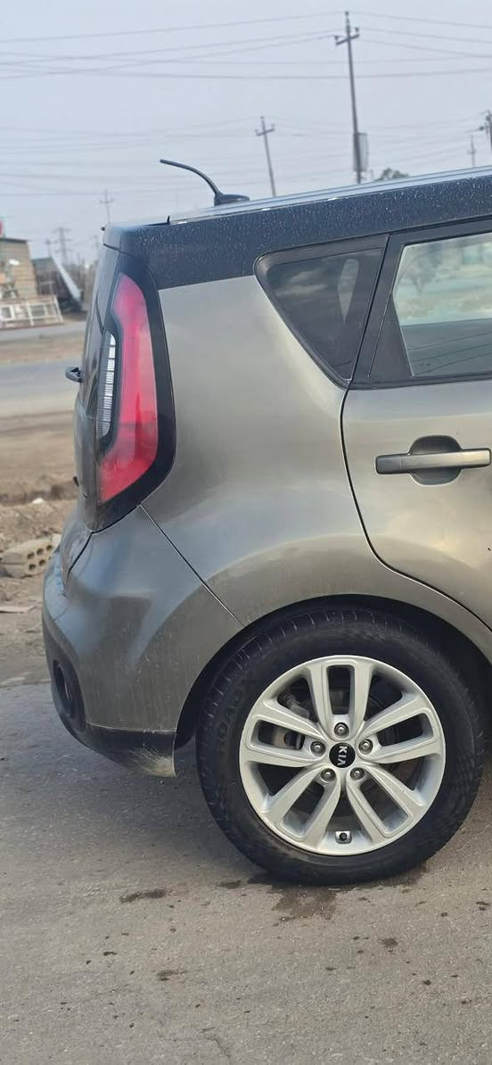 سلام عليكم سياره صول موديل 2017 مكينه 2000 GDi سياره مكينه كير حداديه تبريد كهربائيات جاهزه عله اخر حبايه رقم نكليزي بسمي  تحويل مباشر حادث امريكا قبق جنطه بدون دواخل وبيها مكانات صبغ بدون دواخل لغود شواصي حوض كله كفاله حزام جماليه السياره ليبل واحد ماعدا قبق جنطه مبدل السعر 108 رقم ***********
