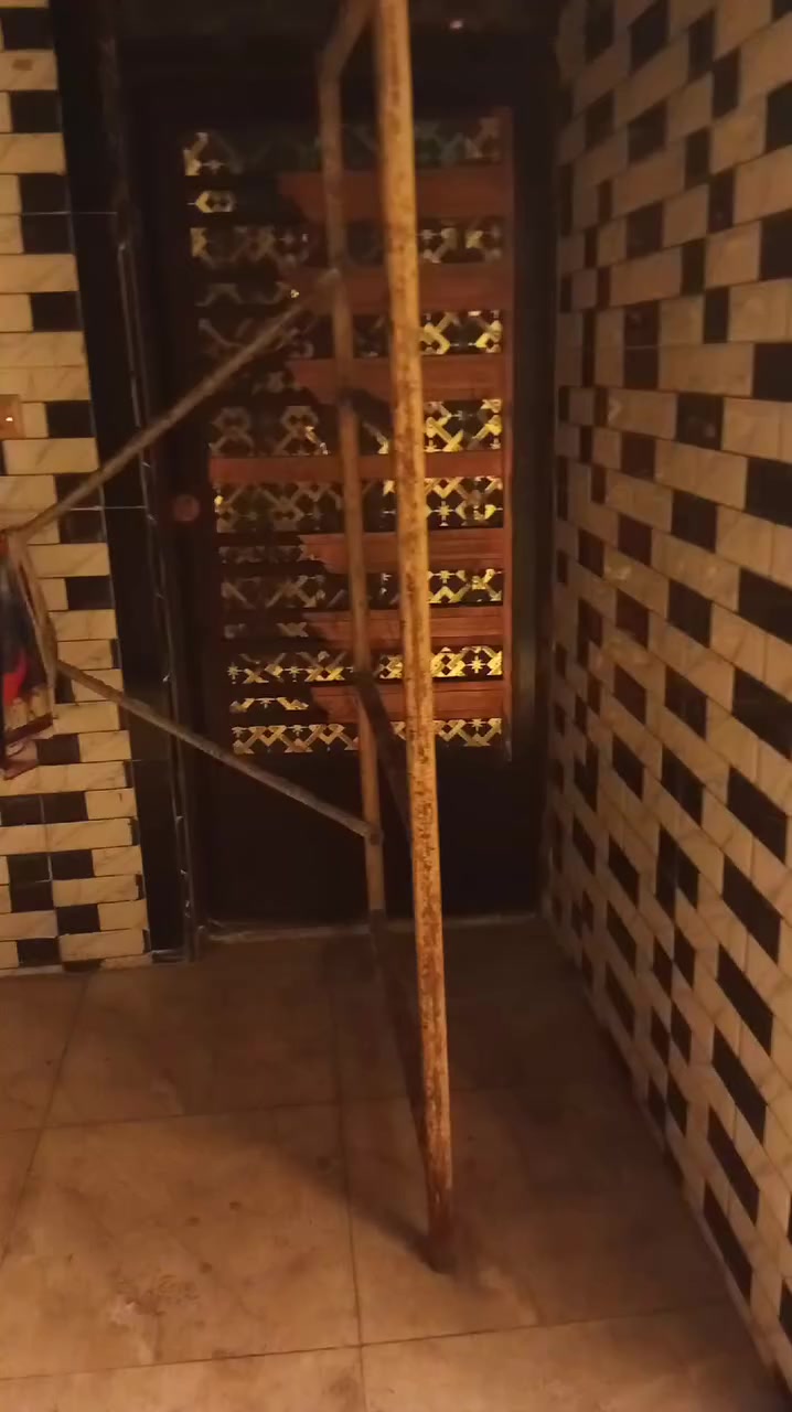 السلام عليكم بيت للبيع المساحه 110 البناء غرفتين وصاله ومطبخ واستقبال  الشغل درجه اولى  ينباع حاظر وقصد    العنوان بغداد مدينة الصدر الحميديه قرب السوك  القديم   الاتصال ***********
