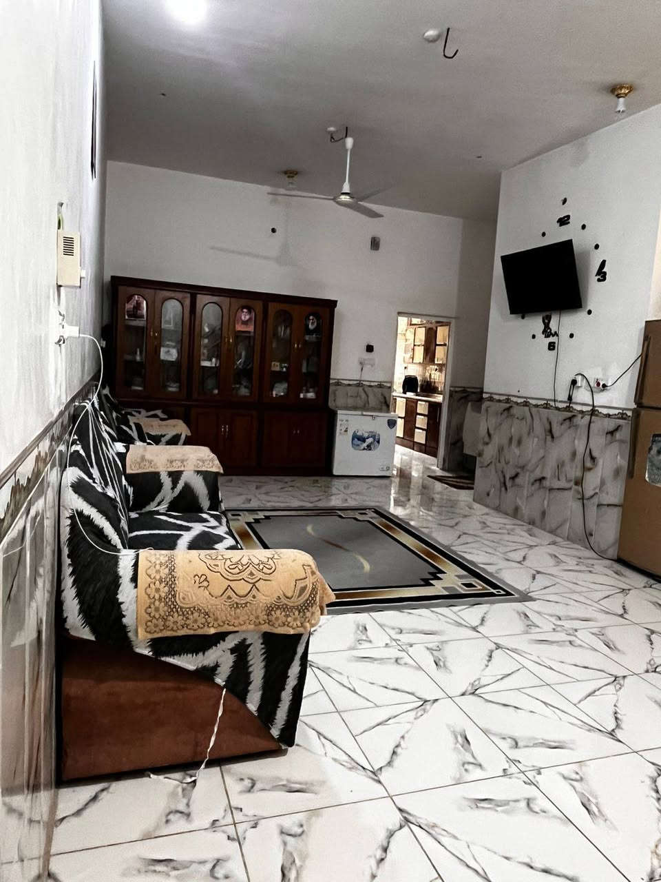 السلام عليكم
بيت طابو صرف للبيع مساحة ١٢٥م ب٣٦ مقابل كراج المرور 🚇
ط١ غرفة وصالة ومطبخ وبراني وصحيات داخليه وخارجيه 
ط٢ غرفتين وصالة وصحيات بناء سنه ٢٠١٩ 
السعر 130 قابل للتفاوض 
***********
