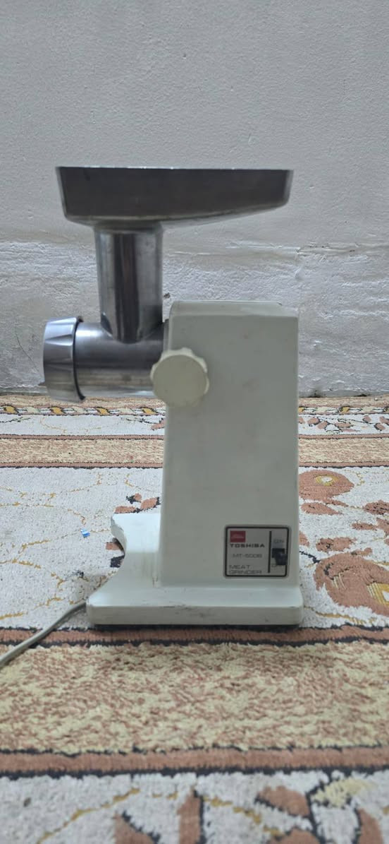 للبيع مثرامة لحم ماركة توشيبا موديل MT-500B ياباني أصلي (صنع في اليابان) [Image 3].
الحالة: جديدة تماماً مخزونة (ولا مرة مستخدمة) بحالة الوكالة.

الملحقات: كاملة 100% مع كافة غراضها الأصلية (البريمة، الشفرة، المصفى، والغطاء) جاهزة للعمل فوراً.

المواصفات: دشالي حديد، محرك قوي واعتمادي جداً [Image 3].

الجهاز شغال شرط الفحص والتجربة.***********
